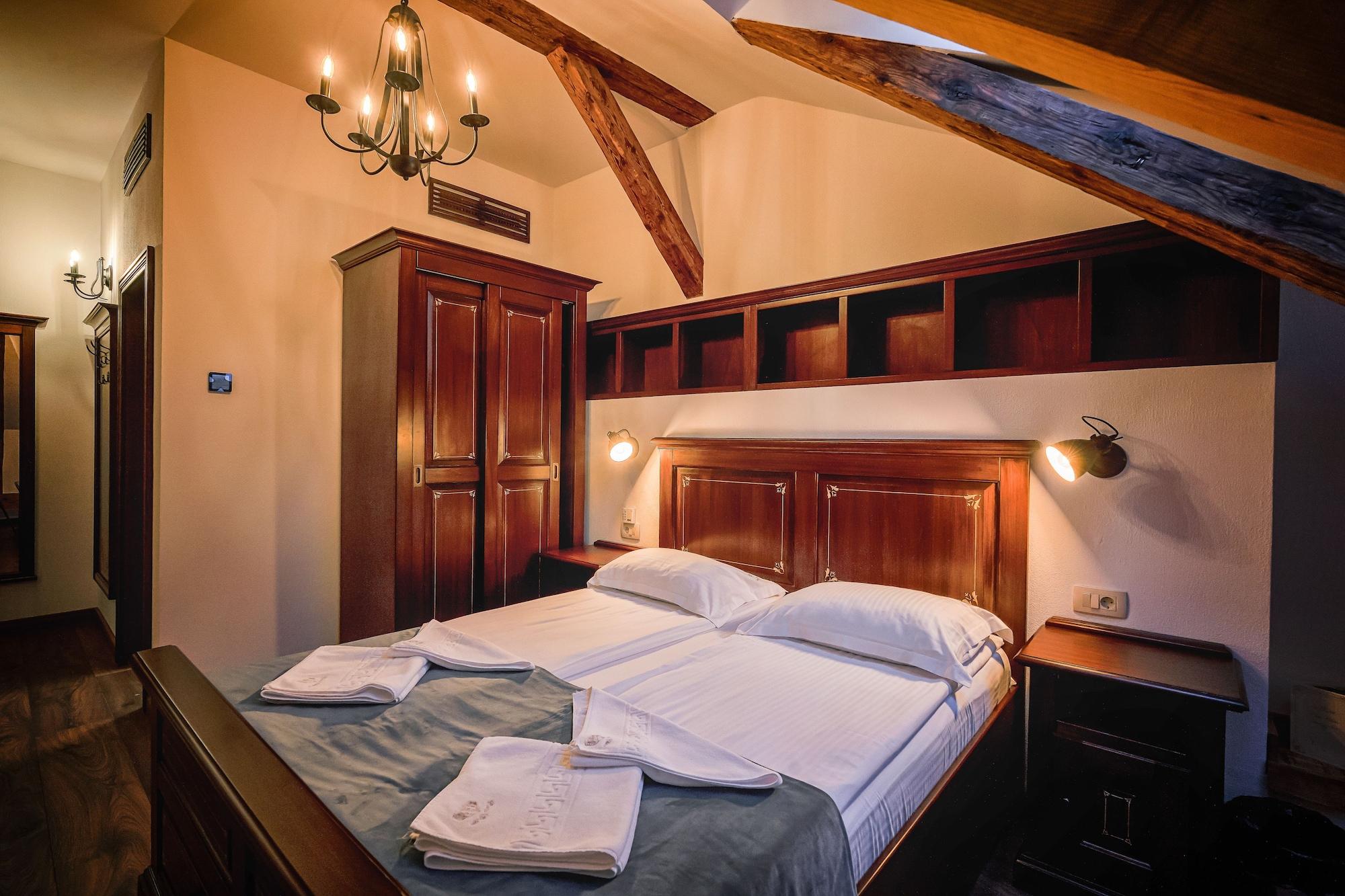 Hotel Boutique Casa Chitic -Hotel And Restaurant Str Johann Gott Nr7 Brasov Bagian luar foto