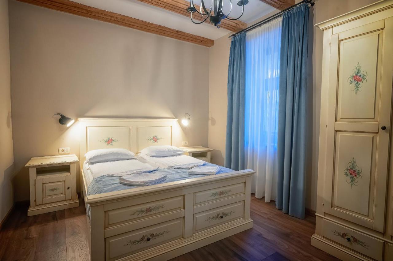 Hotel Boutique Casa Chitic -Hotel And Restaurant Str Johann Gott Nr7 Brasov Bagian luar foto